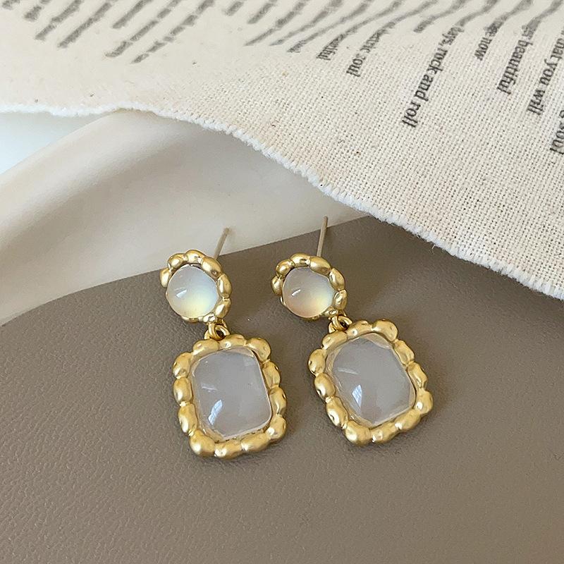 Nischen-High-End Geometrische Metall-Opal-Ohrstecker Damen Retro Elegant Mode Temperament Vielseitige Ohrringe