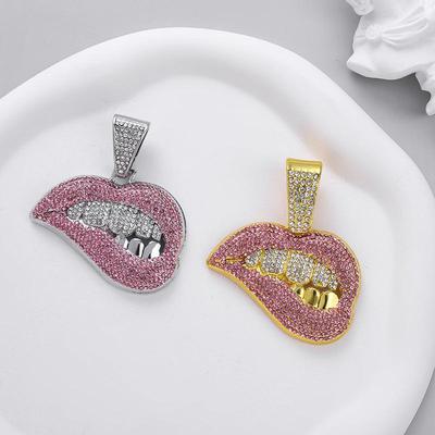 Collana con ciondolo a forma di morso di labbra con diamanti colorati, catena cubana hip hop