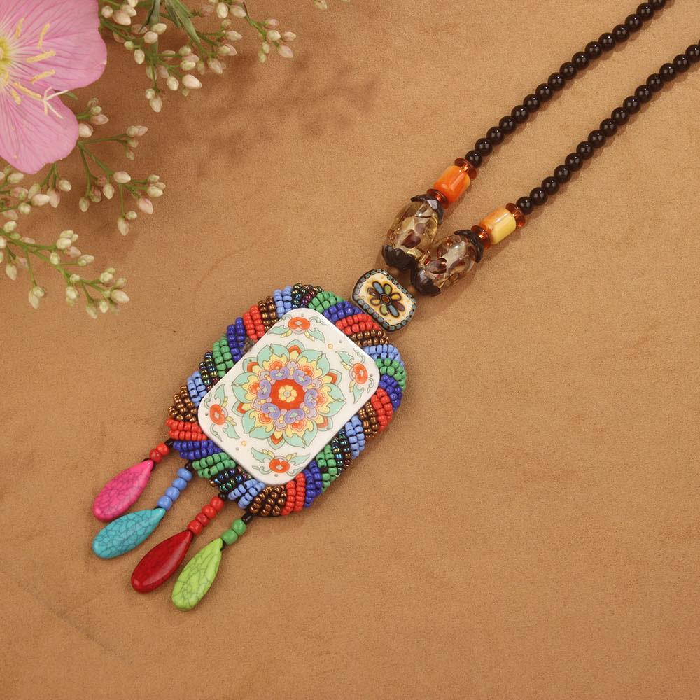 Nepálské šperky v etnickém stylu, kožený náhrdelník, exotický design, ručně tkané vintage bohémské předměty