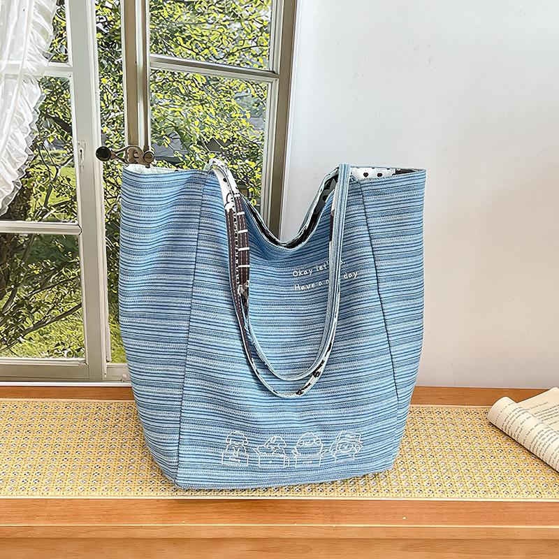 

2025 лето новый зарубежный стиль текстура простой большая вместимость сумка модный тренд повседневная женская на плечо сумка-тоут синий