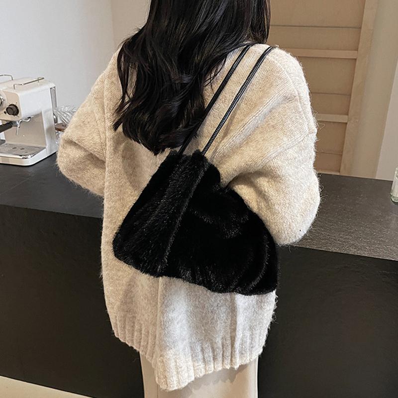 New Plush Bucket Bag for Autumn and Winter, Women's High-end Texture Niche Design Commuter Handbag