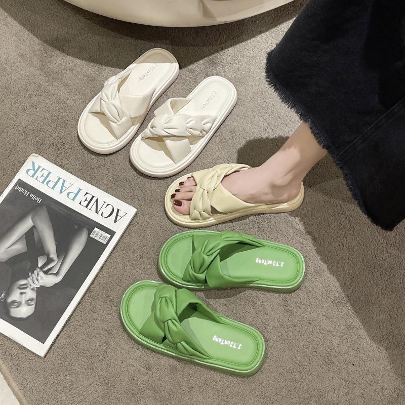 2025 New Women's Slippers Thick Sole Sandals Summer New Matsuda Versatile Fairy Style Anti Slip Soft Sole Beach Cross Slippers