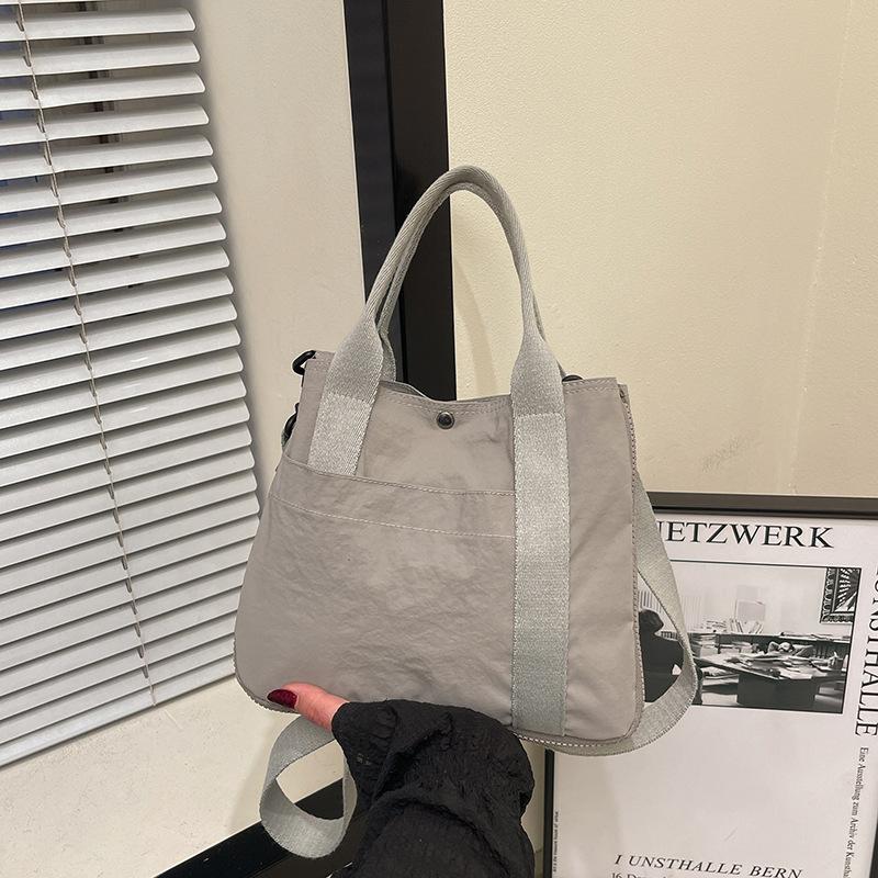 Casual large-capacity bag women's new versatile and lightweight shoulder messenger bag simple commuter tote bag