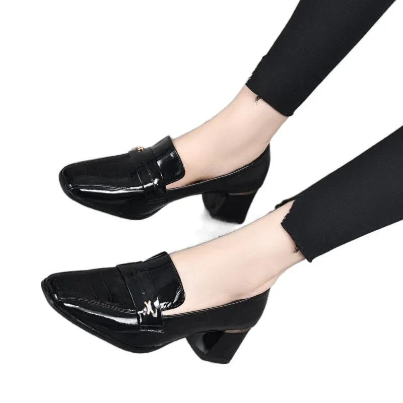 Damenschuhe 2025 Neuankömmling Schuhe Lackleder Quadratische Spitze Tiefes Grobes Profil Track Weiche Sohle Schuhe Designerschuhe Slipper