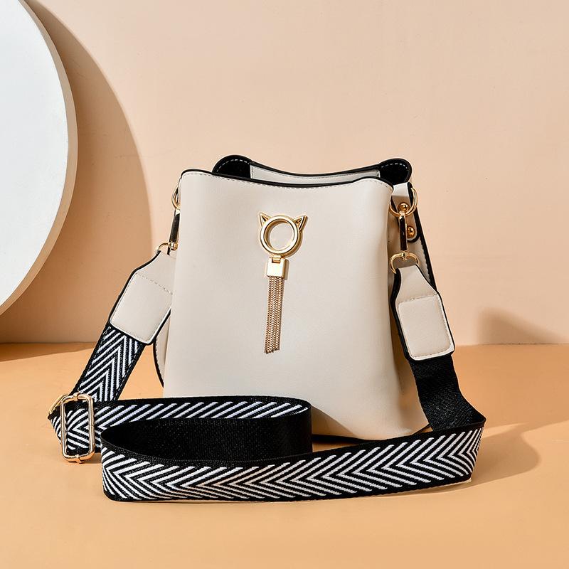 

Сумка Женская 2025 Новая Женская Большая Вместимость Модная Элегантная Иностранный Стиль Сумка Через Плечо Простая Текстура Сумка Кроссбоди бежевый