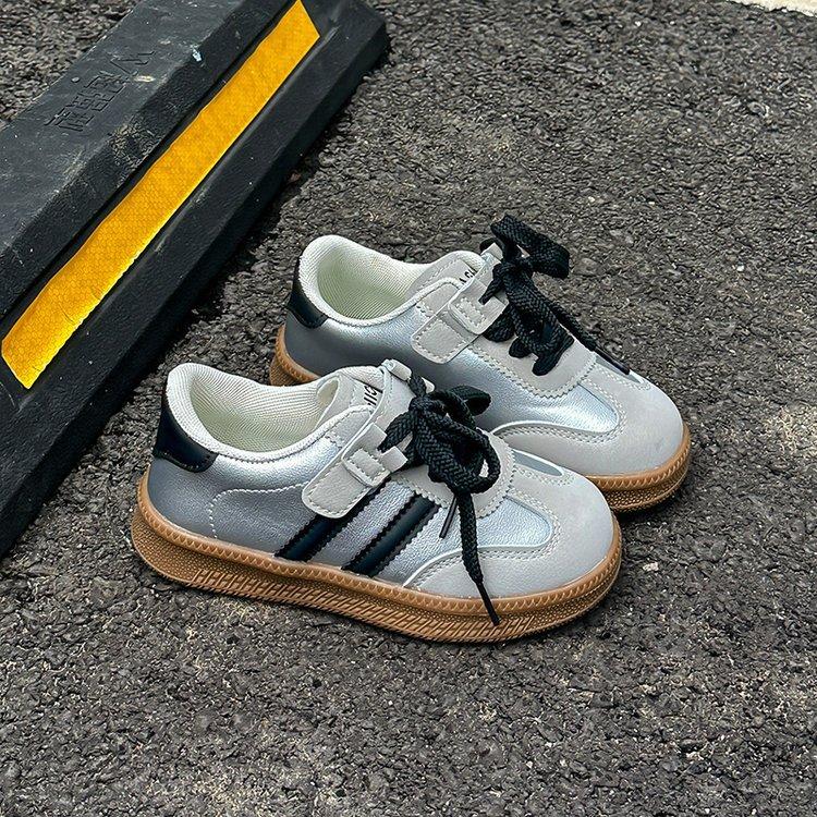 

Children s moral training shoes 2025 spring and autumn new versatile black and white board shoes boys and girls casual non-slip soft-soled sports sho 37 серебряный