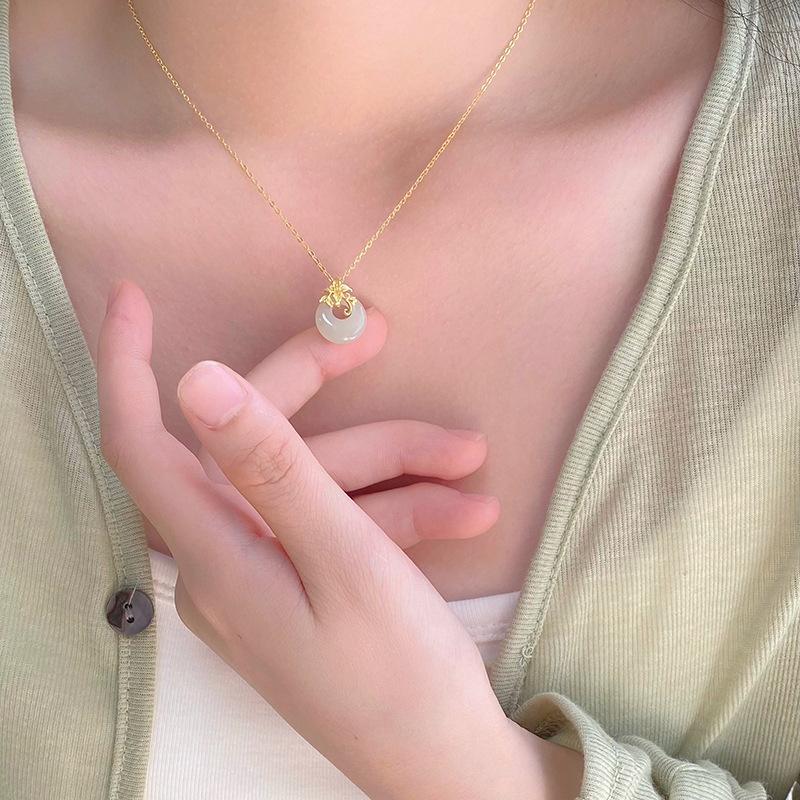 Colier cu cataramă de siguranță în formă de floare, cu un nou temperament minimalist în stil chinezesc și un lanț versatil pentru claviculă