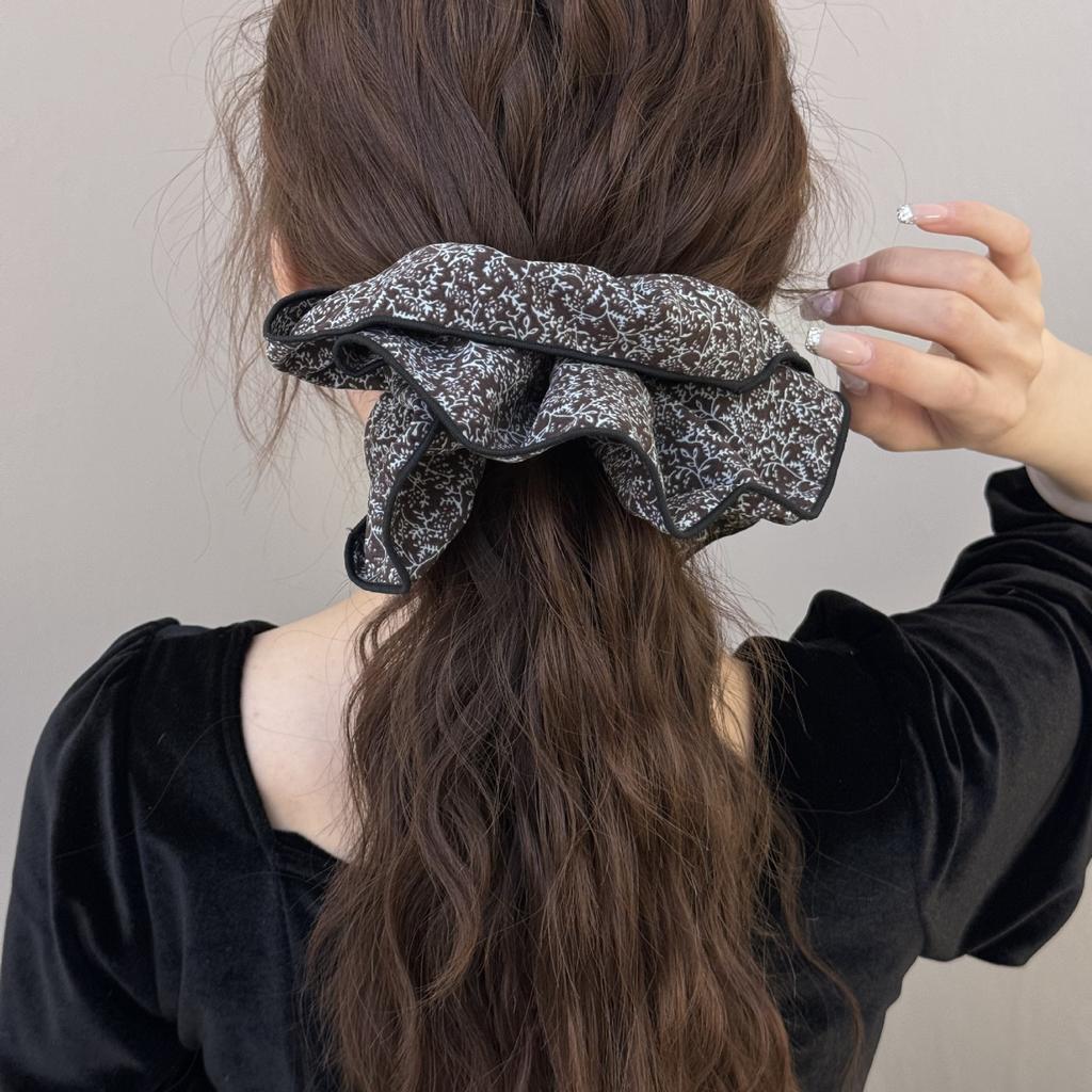 The Floral Large Intestine Hair Tie Is A Laid-back and Feminine Style with A Fabric Hair Tie for Tying Hair