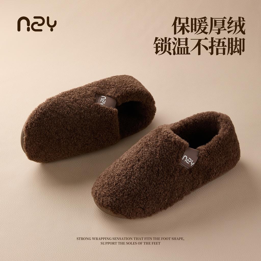 New cotton shoes are non-slip and warm indoors, piled and thickened, silent, and wear fluffy cotton shoes outside.