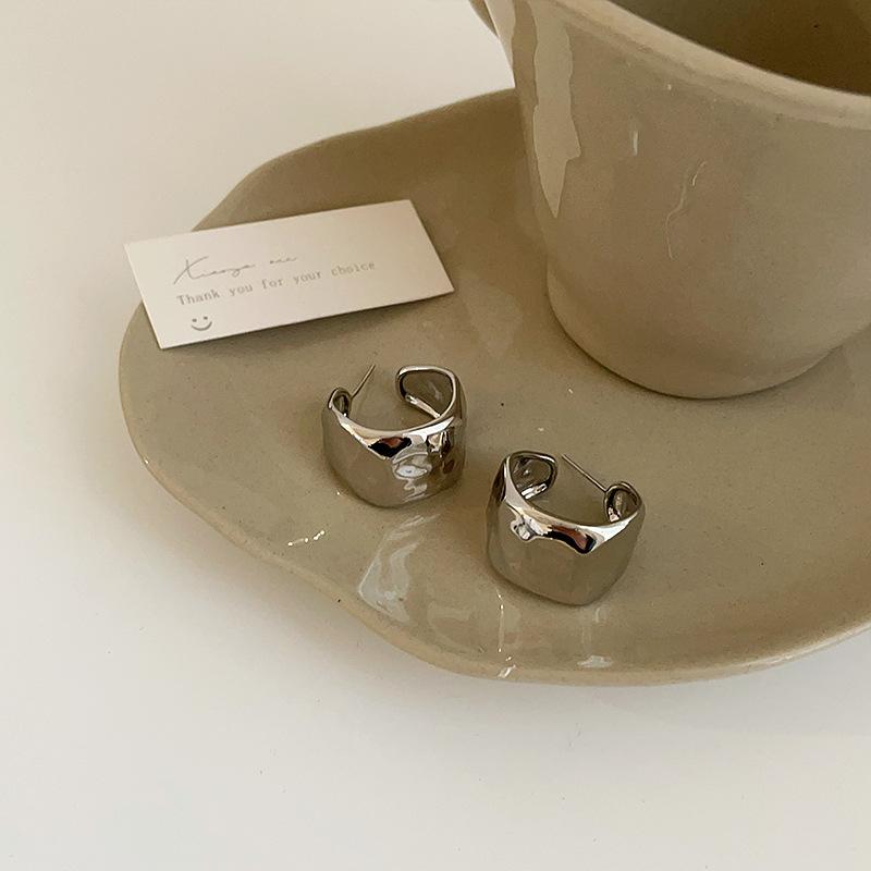 

Необычные гладкие металлические серьги-гвоздики женские легкие роскошные высокие простые элегантные модные темпераментные универсальные серьги