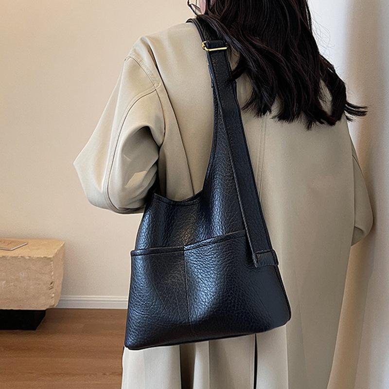 Niche Commuter Single-shoulder Underarm Large Bag for Autumn and Winter, Fashionable and Casual, with A Large Capacity