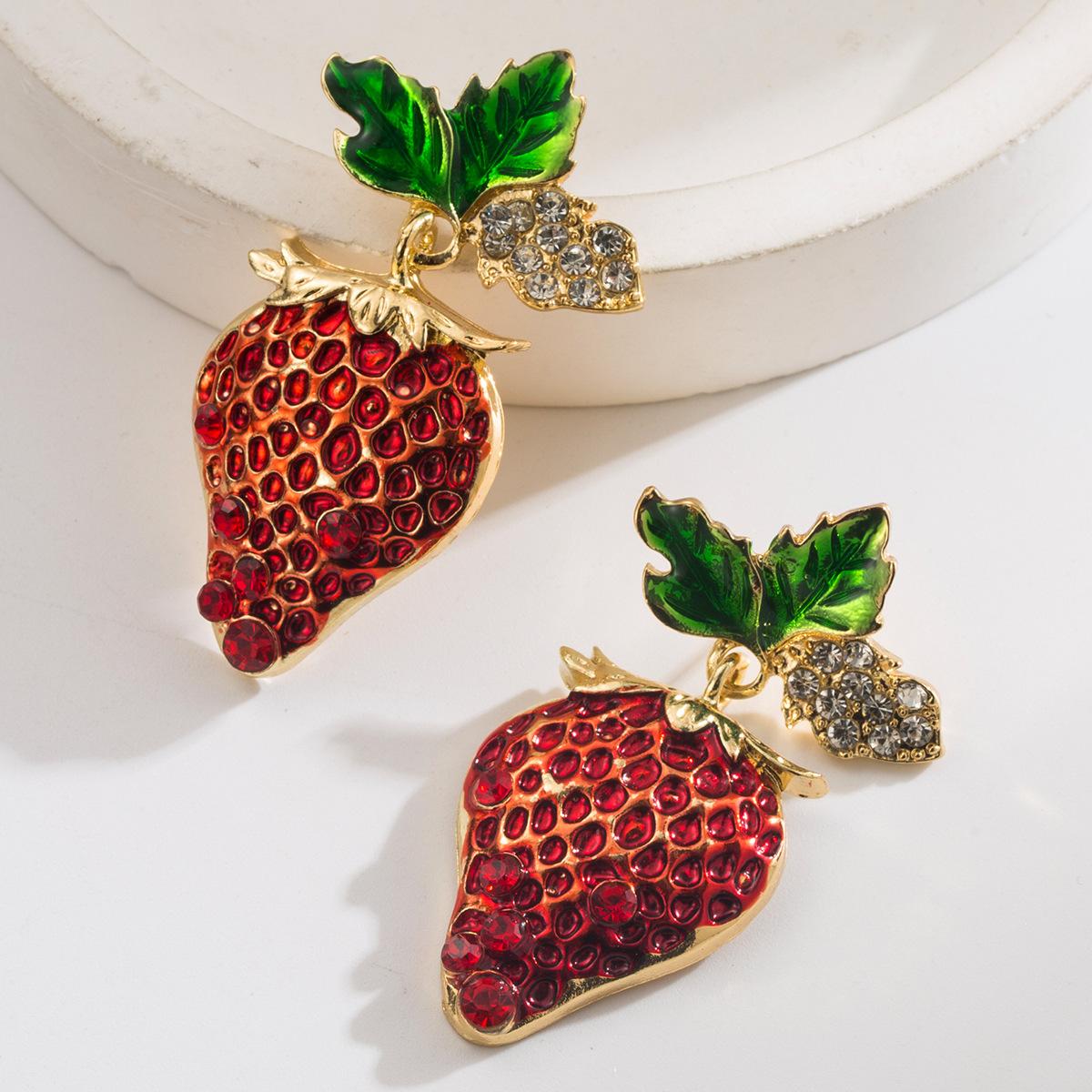 

Earrings Unique Personality S925 Silver Needle Earrings Fashion Inlaid Diamond Oil Drop Bee Strawberry Earrings for Women земляничный