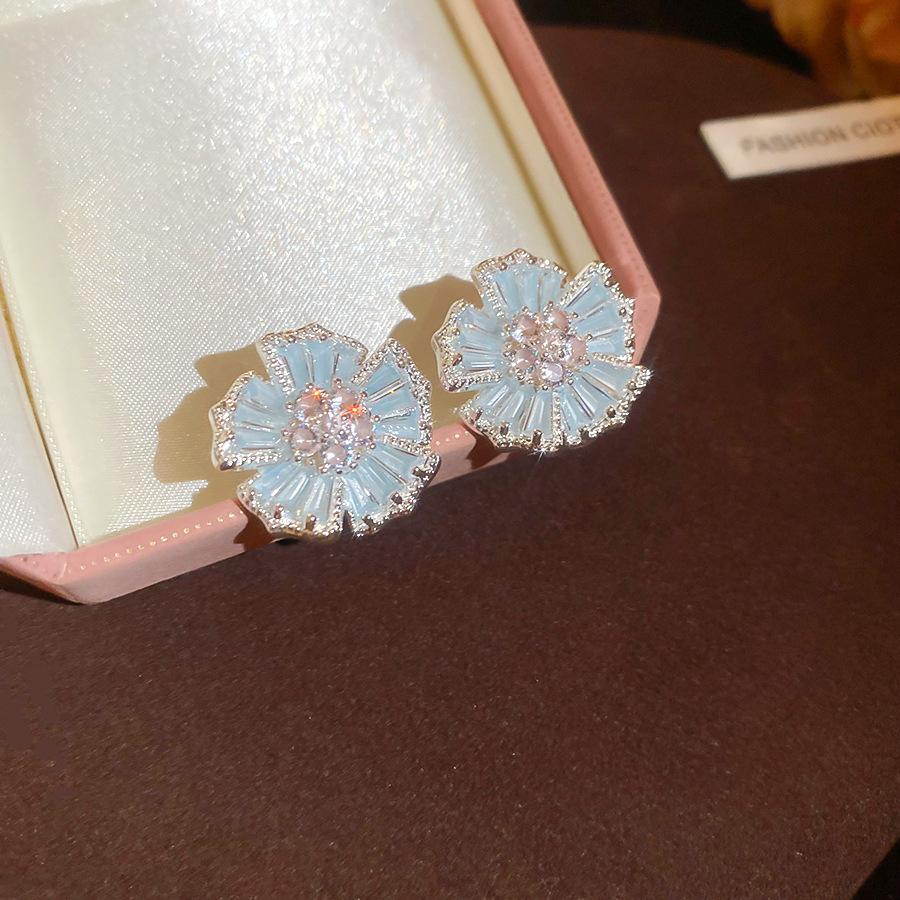Seaside vacation wind gradual change oil painting wind petal stud earrings small fresh sweet earrings light luxury niche high sense earrings
