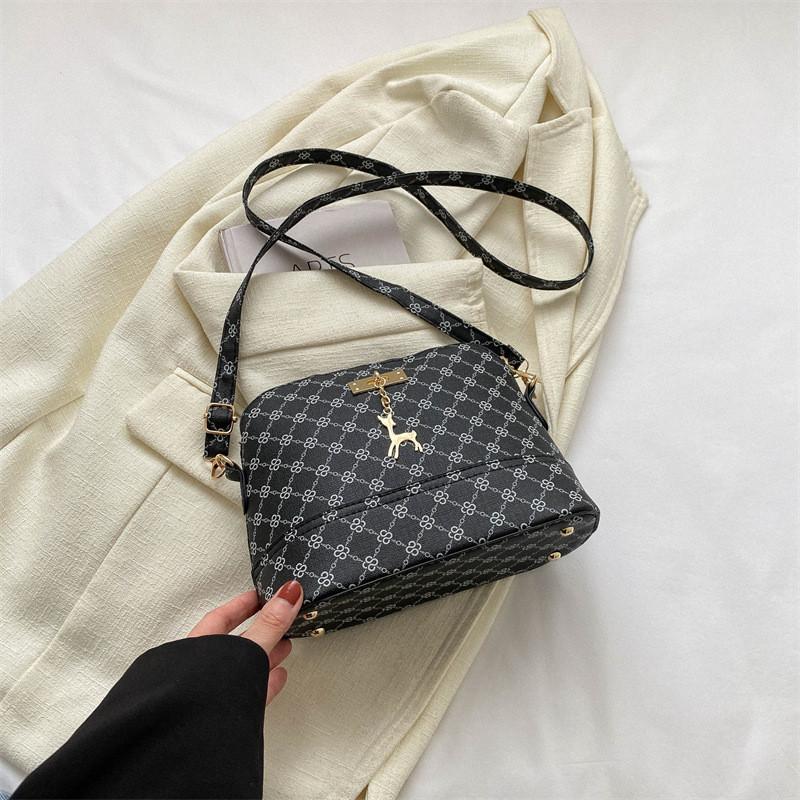 Fashionable Chic Small Square Handbag Contemporary Street Style Pu Material With Elegant Stitching