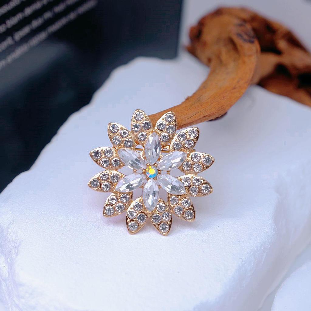 Luxury Rhinestone Flower Brooch: Elegant Women's Scarf Buckle & Corsage