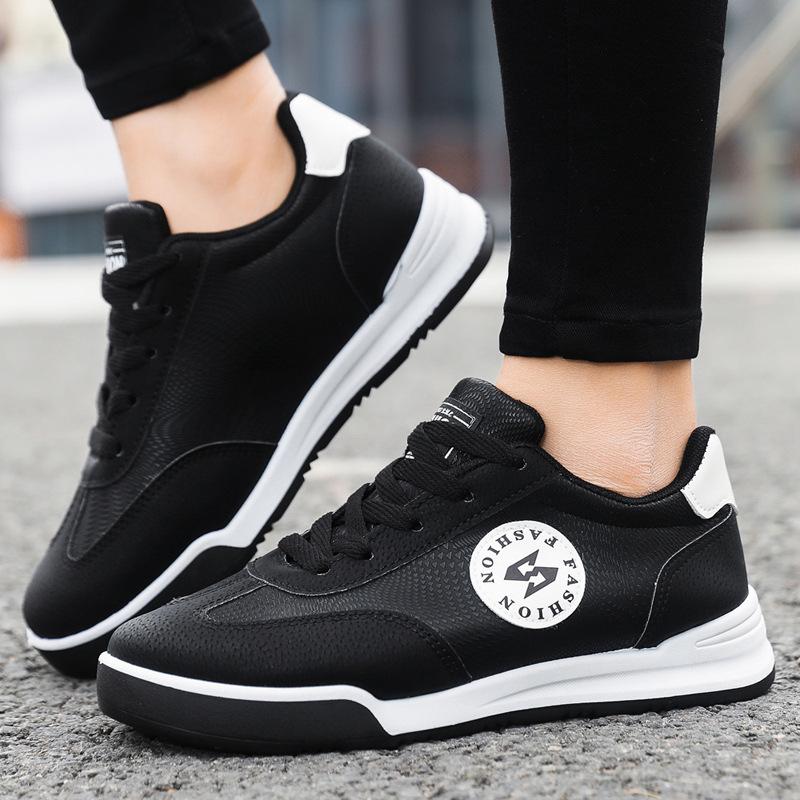 Nella primavera del 25, i nuovi uomini e donne dello stesso stile, coppia di scarpe da ginnastica tedesche, tendenza moda, scarpe sportive versatili, casual bo