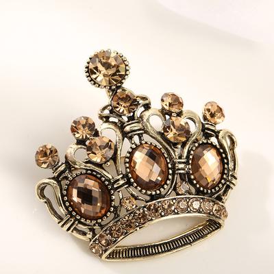 Spilla a corona con diamante ceco, temperamento, abito, camicia, bottone, colletto, lancetta, fibbia