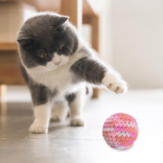Gehäkelter Katzenball Spielzeug Handgemacht Bunter Katzenball mit Glöckchen Weicher Katzen Rassels Ball Spielzeug für Indoor Kätzchen Kauen Jagen Schlagen
