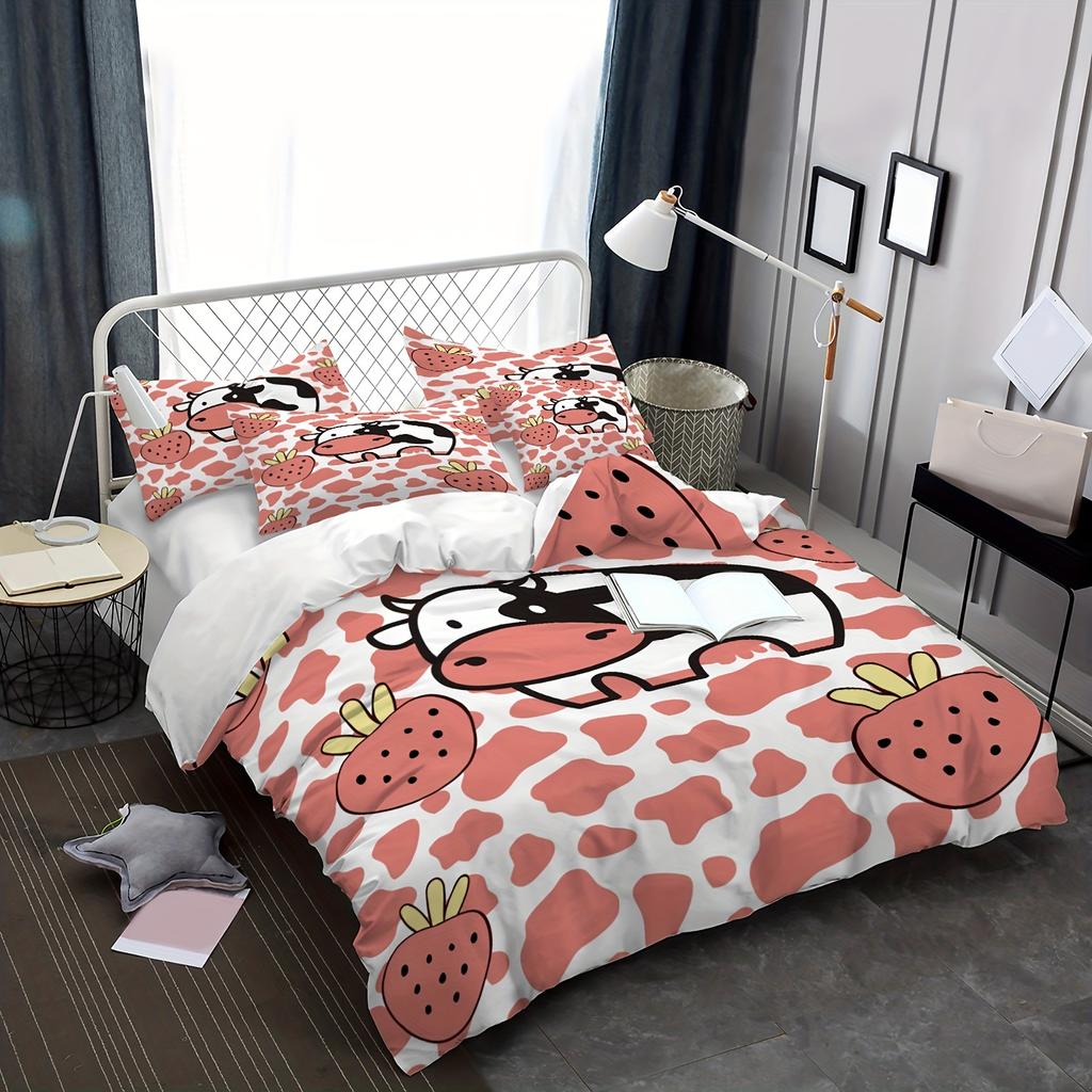 Měkká a pohodlná sada povlaků na přikrývku s potiskem kravského kresleného jahodového potisku do ložnice obsahuje 1 povlak na přikrývku a 1/2 povlak na polštář