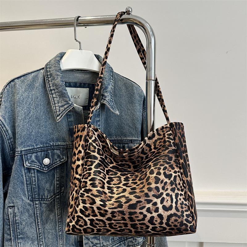 

Модная холщовая сумка с леопардовым принтом, женская новая сумка 2025 года, большая вместительная сумка-мессенджер, универсальная сумка через плечо для поездок на работу коричневый