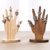 2 Piezas Escultura de Madera Maciza con Forma de Mano para Anillos Elegante Soporte de Exhibición de Joyería y Accesorios para Escaparate de Boutique