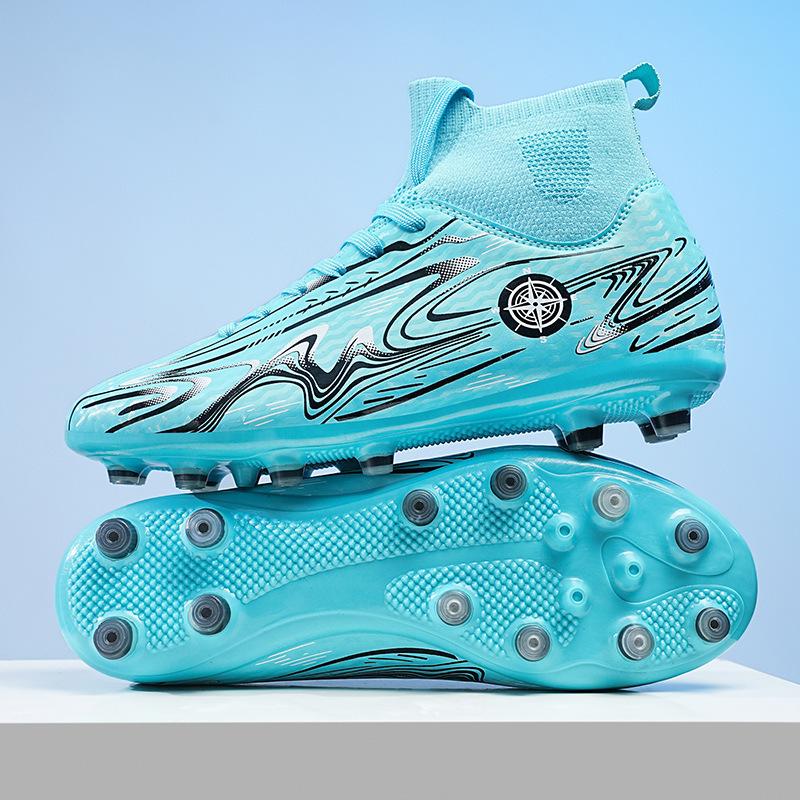 Fußballschuhe große Größe, lange Nägel, abgebrochene Nägel, Jungen und Mädchen, junge Schüler, professionelles Wettkampftraining, Sportschuhe