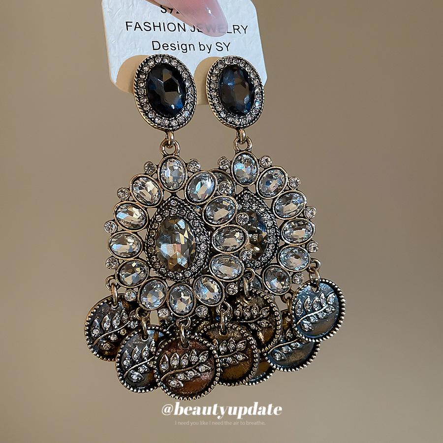 Silver Needle Retro Diamond-Inlaid Water Drop Tassel Earrings: Vintage Style, Light Luxury, High-End Feel, Fashionable Stud Accessories.