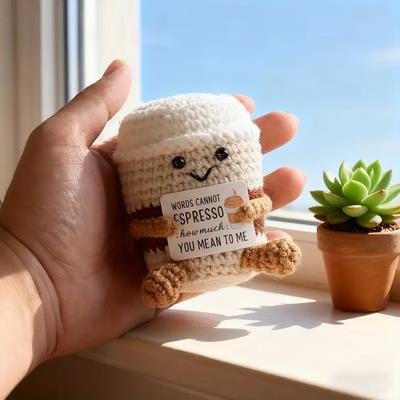 Poupée de café de soutien émotionnel au crochet amusante avec carte Ornement de bureau Poupées de café tricotées à la main Cadeaux de Noël Décoration intérieure