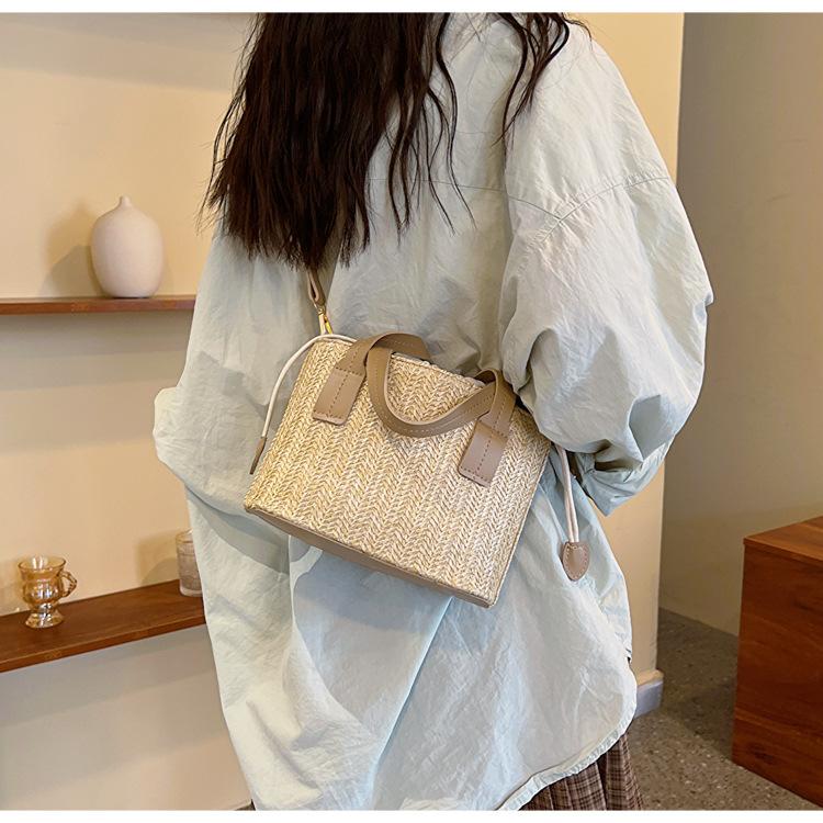 Ins Grass Woven Handtasche Sommer Neue Casual Vacation Damen Gemüsekorb Umhängetasche Kontrastfarbe Messenger Bag Damentasche