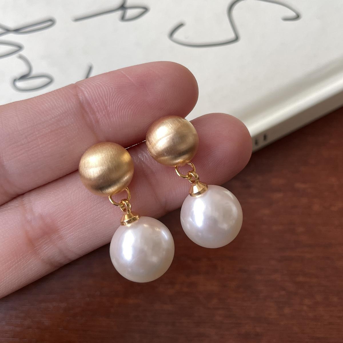 

Изысканный корейский вариант сережек-гвоздиков с жемчугом, женские легкие роскошные серьги с нежным темпераментом из матового бисера, нишевые высококачественные серебряные серьги-иглы 925 silver needle