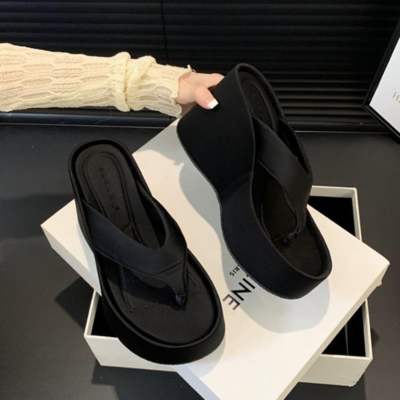 

Fashion versatile thick bottom heightening flip-flops women s 2025 new summer wear Internet celebrity beach cool slippers 39