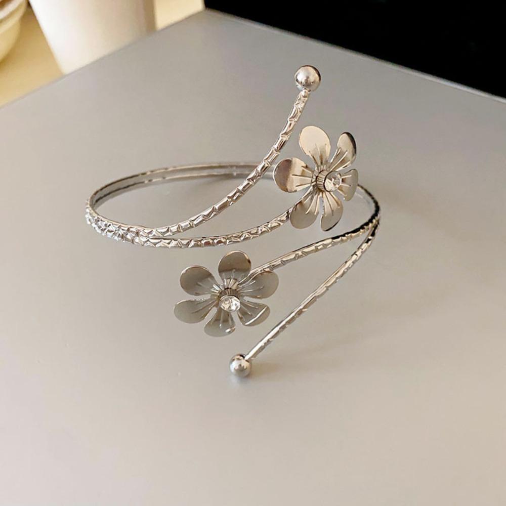 European and American Simple Bracelets, Arm Rings, Niche Cold Wind Temperament Bracelets, High-end Sense and Versatile Jewelry.