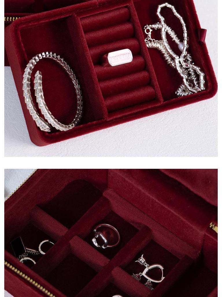 Czerwone aksamitne pudełko podróżne na biżuterię ze złotymi akcentami