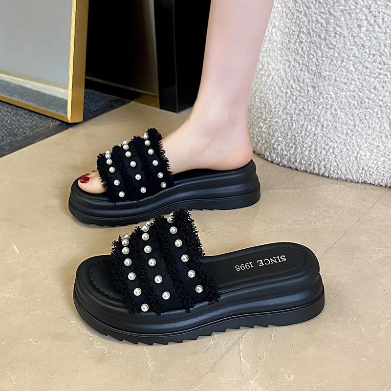 Xiaoxiangfeng women's shoes pearl slippers women's summer wear 2025 new flat casual Internet celebrity one-word thick-soled sandals