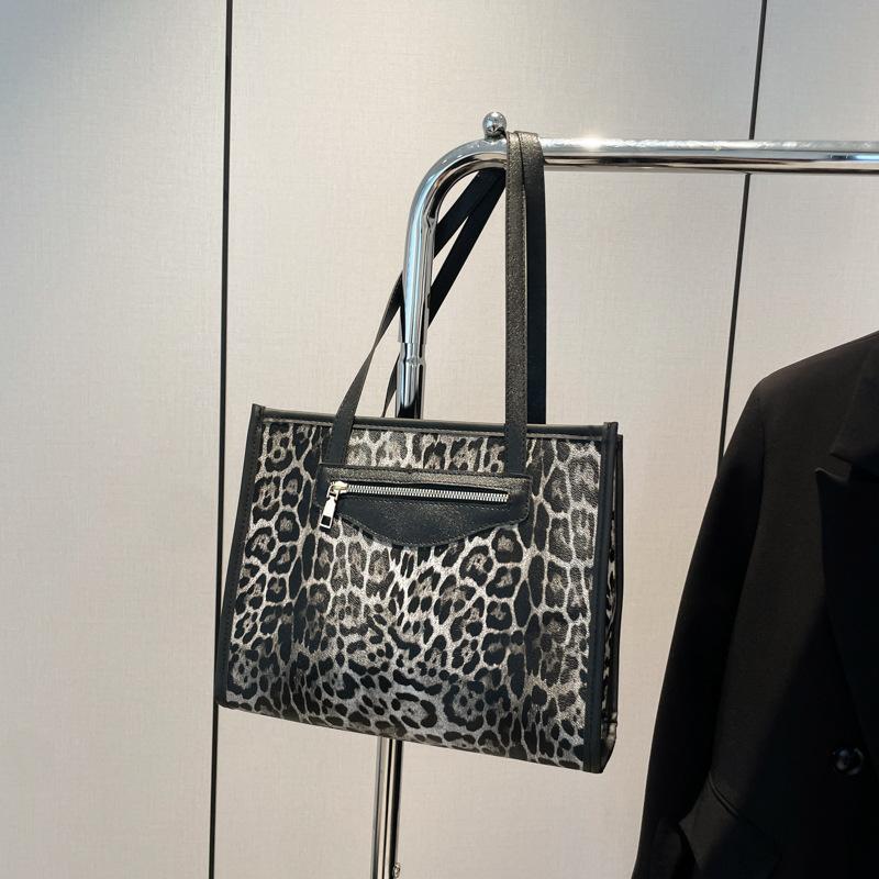 

Супер огонь модная сумка с леопардовым принтом женская большой вместимости 2025 новая трендовая сумка-тоут OL в стиле легкой роскоши сумка-портфель для通勤 чёрный