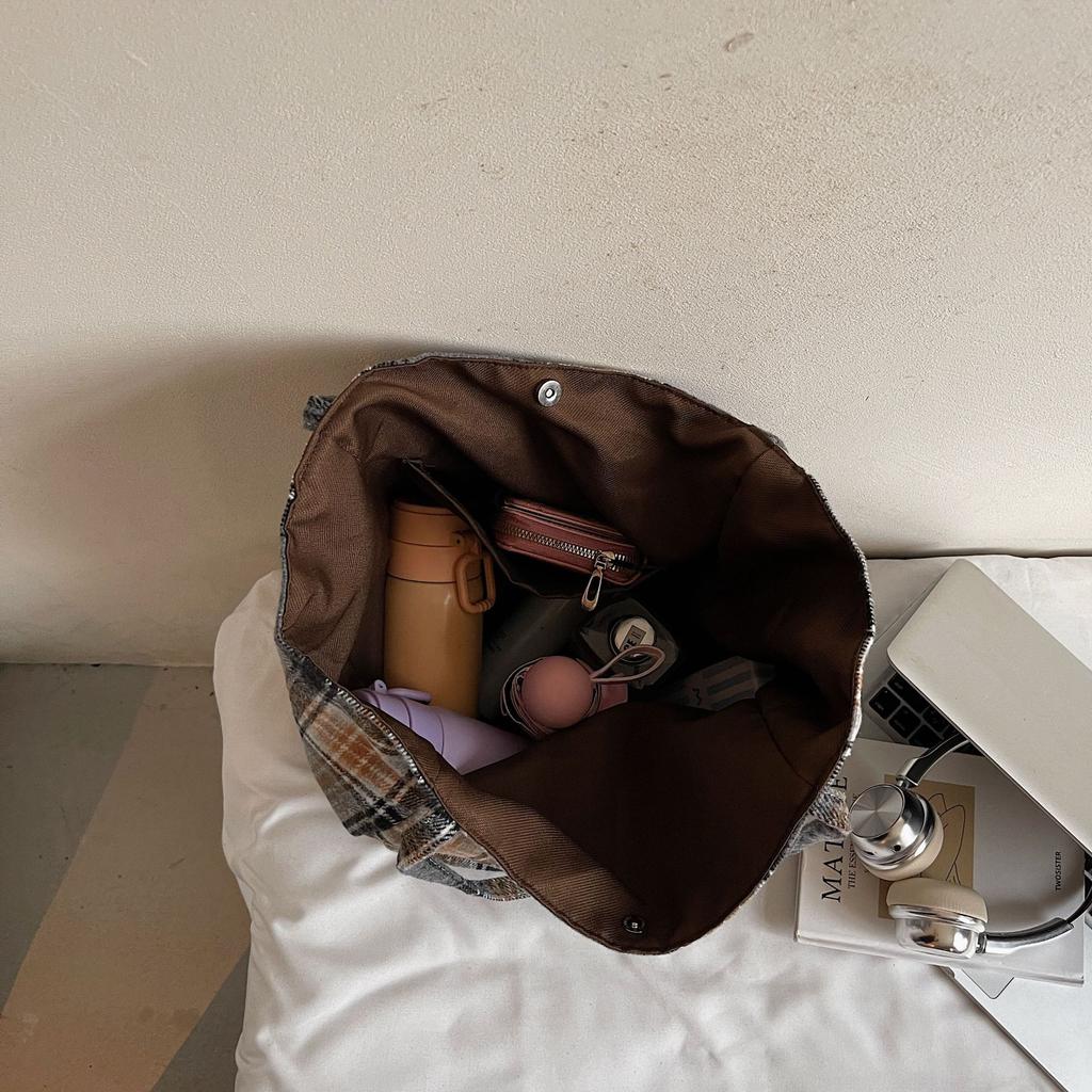 Autumn and Winter Woolen Plaid Shoulder Bag 2025 Retro British Plaid Canvas Bag Large Capacity Tote Bag Commuter Bag Women