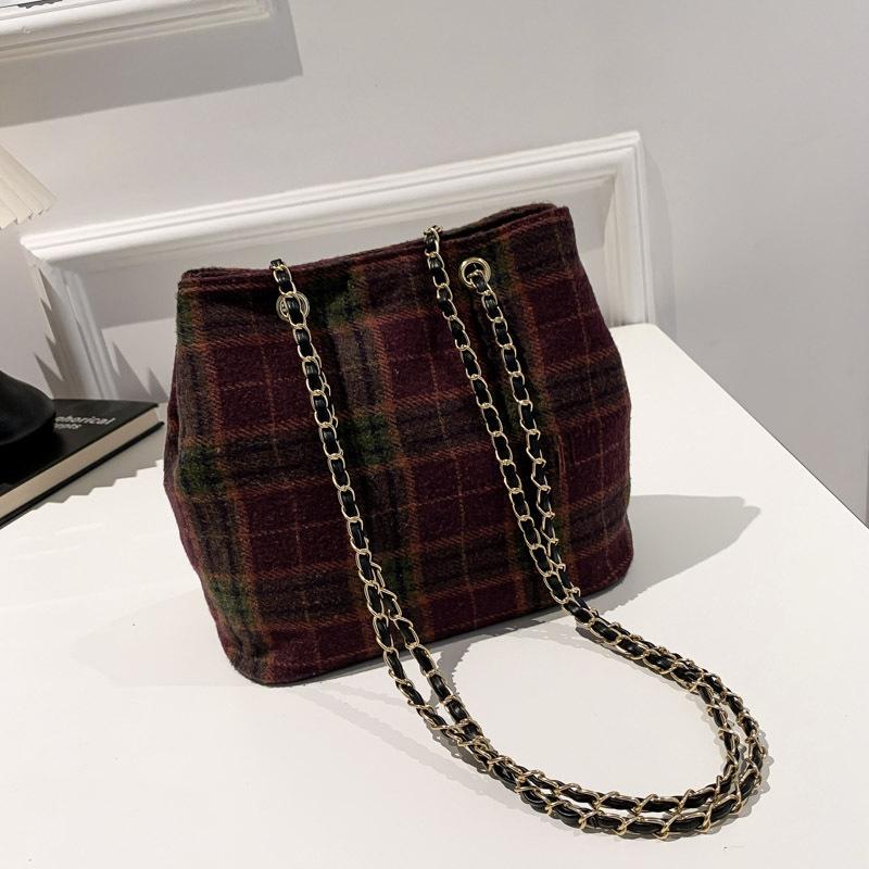 Retro Plaid Large-capacity Chain Shoulder Bag 2025 Autumn New Women's Armpit Bag Fashionable Bucket Bag