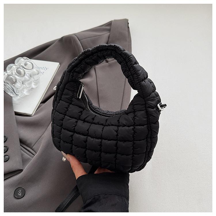 

Folded cloud bag new casual versatile bubble large capacity commuter messenger bag rhombus embroidery thread women s bag чёрный