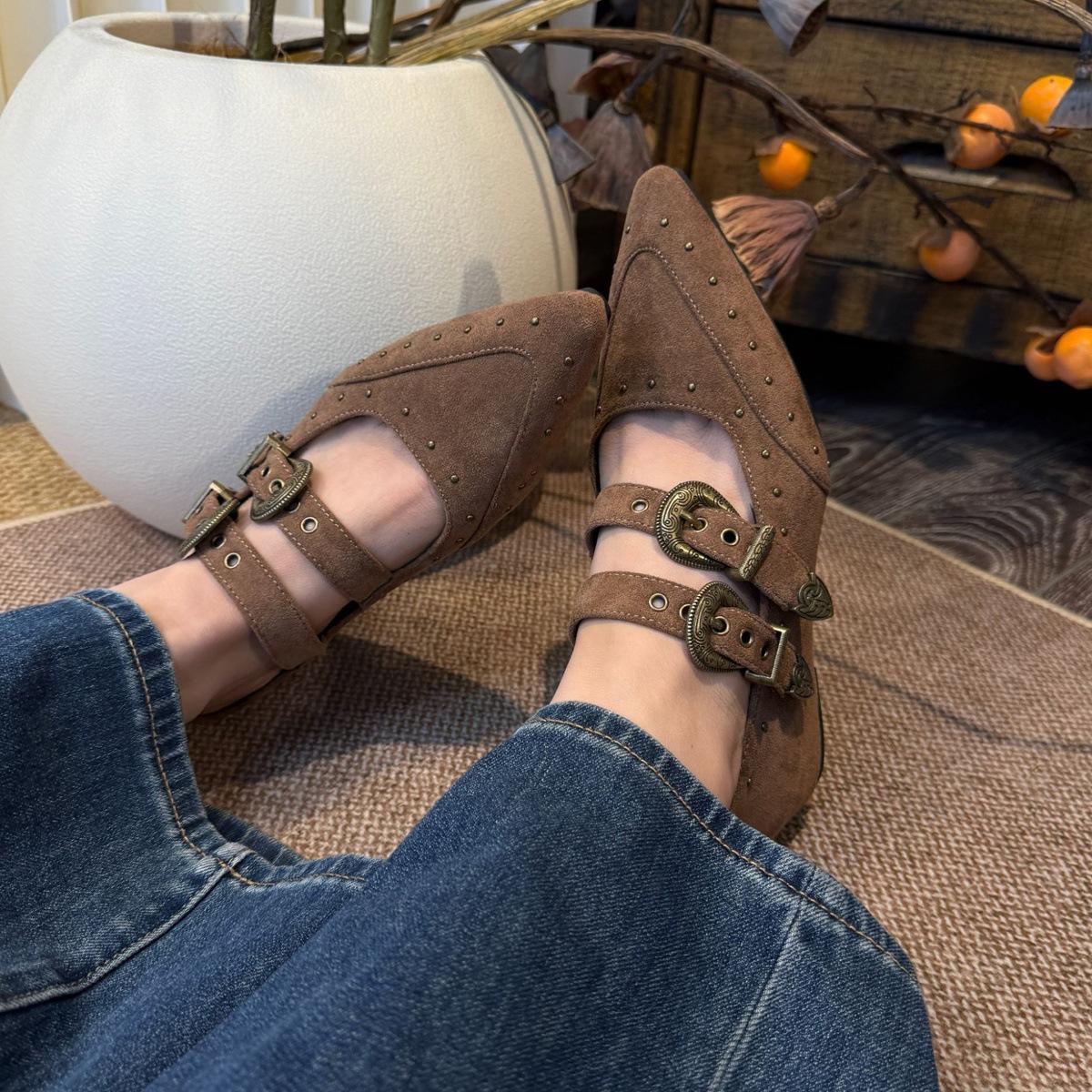 

pointed retro rivets one-word buckle Mary Jane shoes femininity late evening breeze shallow mouth height increase single shoes 40 хакі
