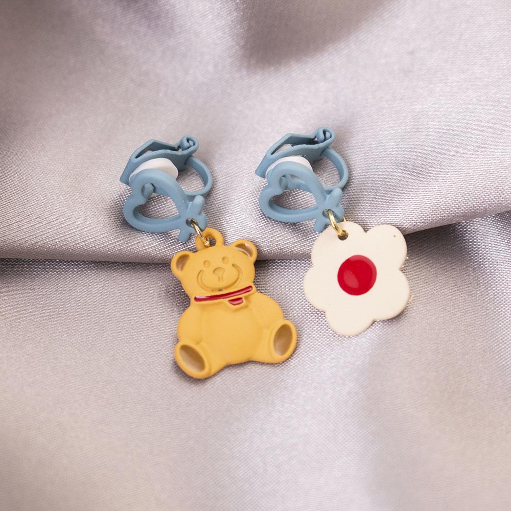 Elegant Clip-On Triangle Earrings for Non-Pierced Ears - Versatile, Light Luxury for Everyday Wear.