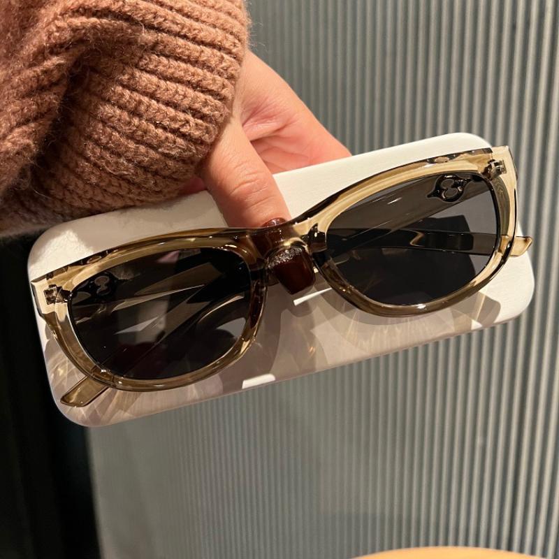 Stylish French-style Cat-eye Sunglasses for Women, Perfect for Creating A Fashionable Look and Providing Sun Protection.
