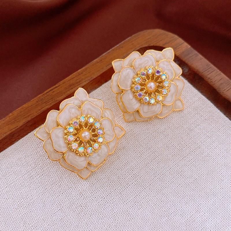 Medieval Silver Needle with Diamonds, Dripping Oil, Flower Pearl Earrings, Temperament, Court Style Stud Earrings, Light Luxury and High-end Earrings.