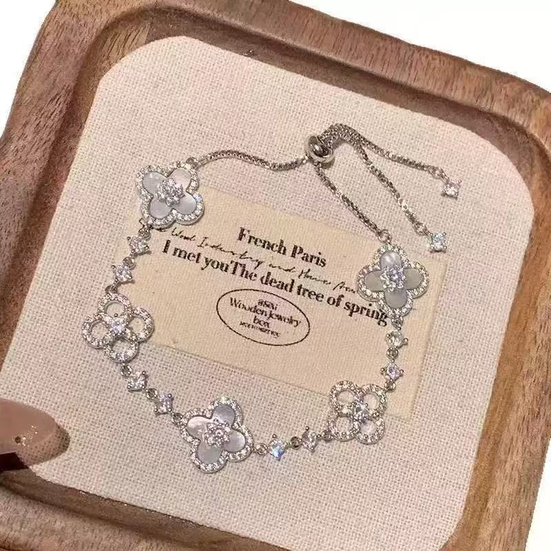 Fashion 4-piece love bracelet set, fashionable light luxury high-end niche jewelry