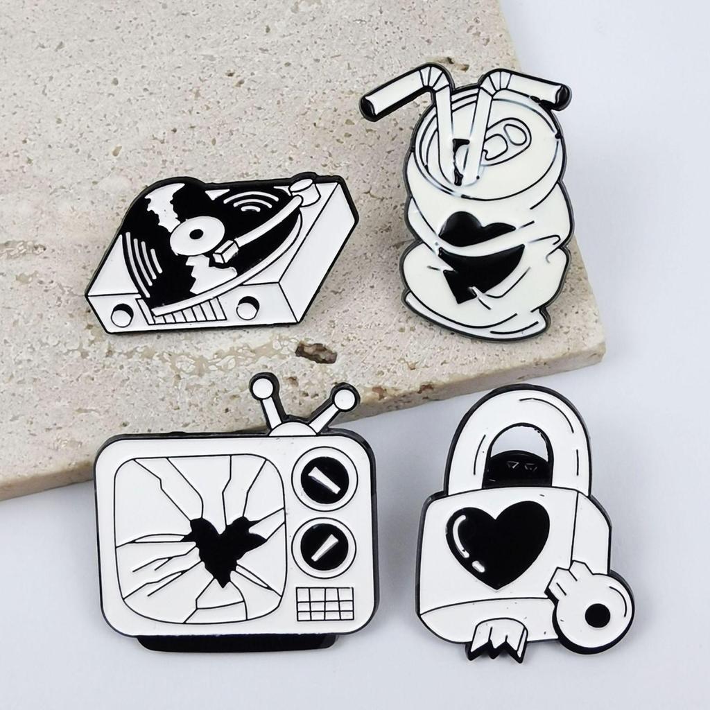 Black & White TV Player Brooch: Creative Heart-Shaped Alloy Badge for Bags, Clothing, Hats