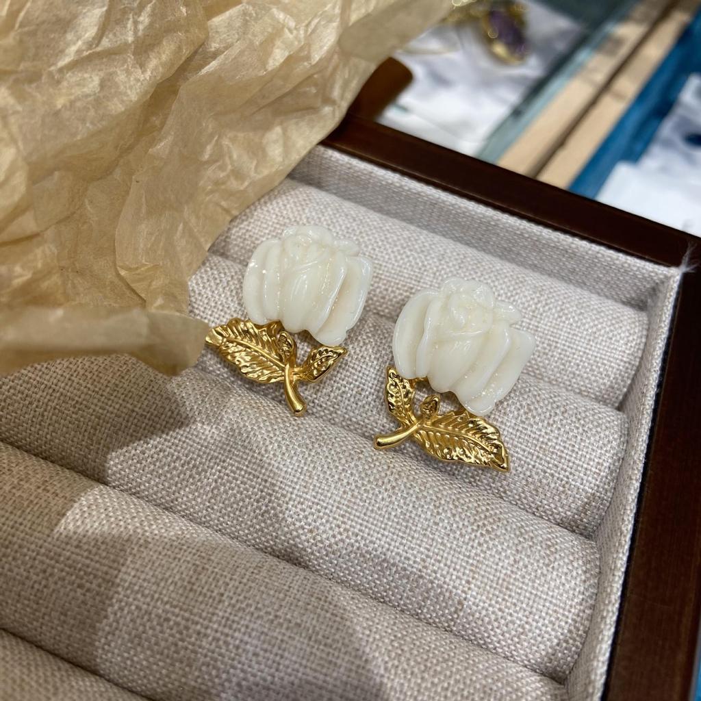 French Retro White Tulip Earrings: Elegant, Vintage-Style Stud Earrings for Women.