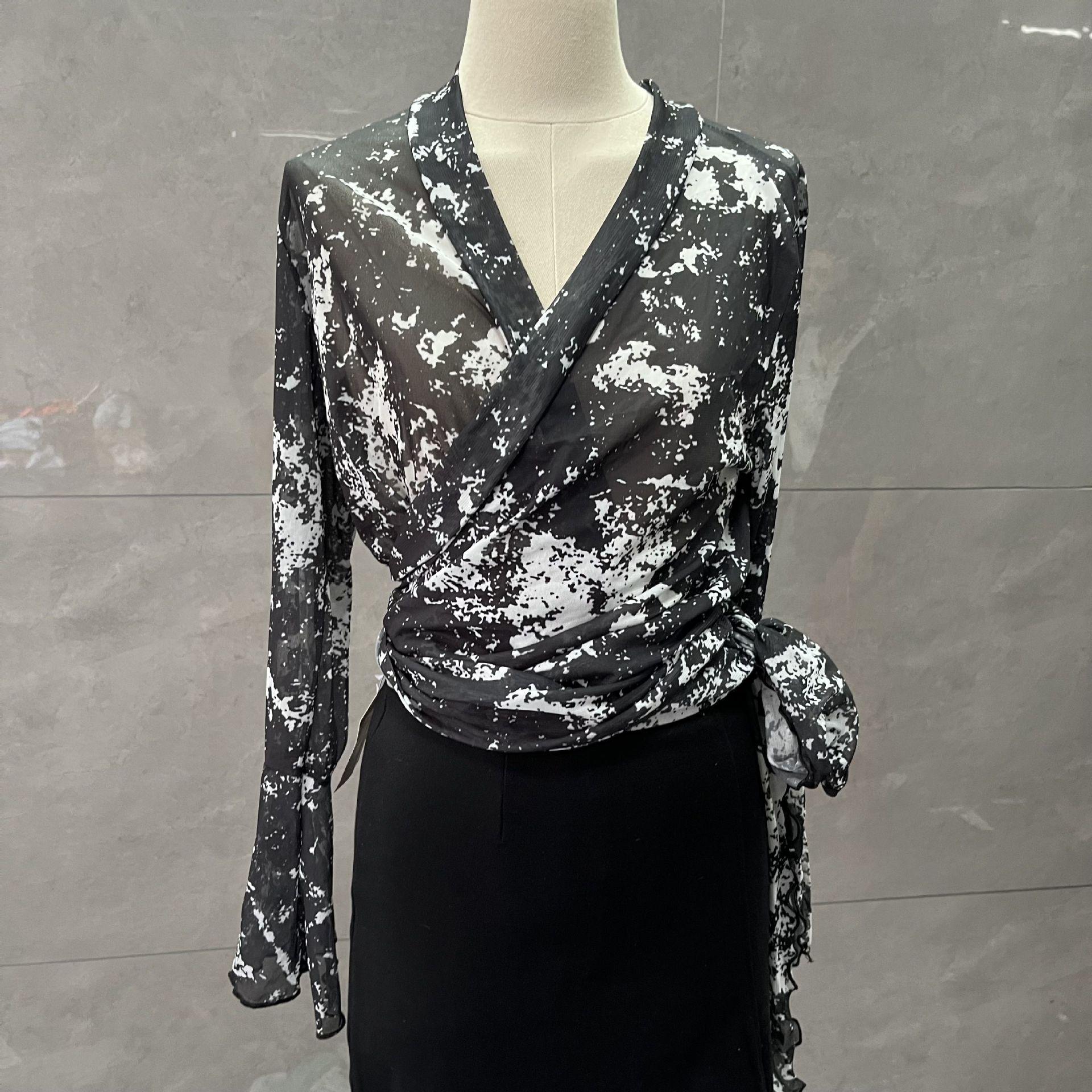 

Кардиган сетчатый с V-образным вырезом и рукавами-колокольчиками облегающего кроя – Сексуальный топ высокой эластичности для весны и осени L (Recommended for ~115 lbs)