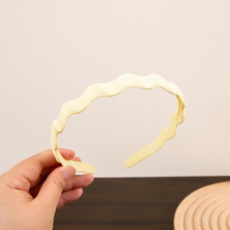 

Новая простая матовая повязка на волосы с волнистым узором для женщин, универсальная, милая, нескользящая, для пляжного отдыха, аксессуары для волос для девочек