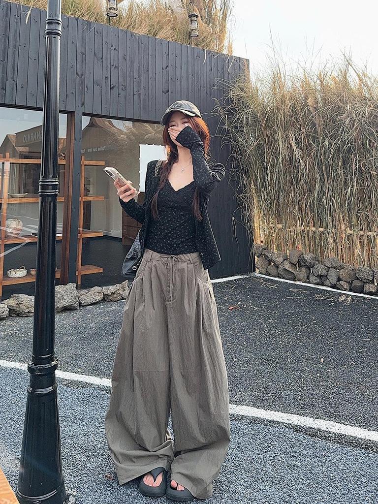 Retro Floral Camisole & Slimming Black Cardigan Set for Women - Early Autumn Layered Look