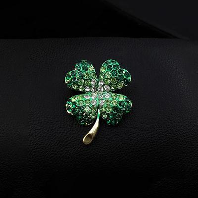 Zarte Brosche mit vierblättrigem Kleeblatt und Diamanten, hochwertige, feminine Brosche mit Glücksgras, Anti-Licht-Anstecknadel, Anzug-Accessoires.
