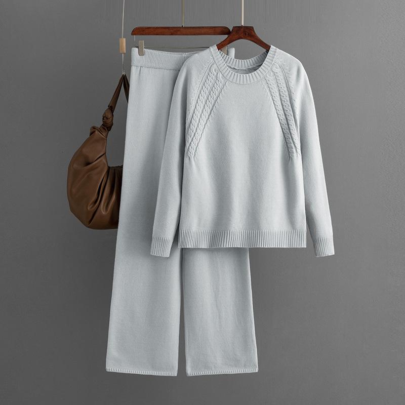

Осенне-зимний женский модный повседневный однотонный вязаный комплект: свободный свитер и брюки широкие от бедра. Комплект из двух предметов. One Size светло-серый